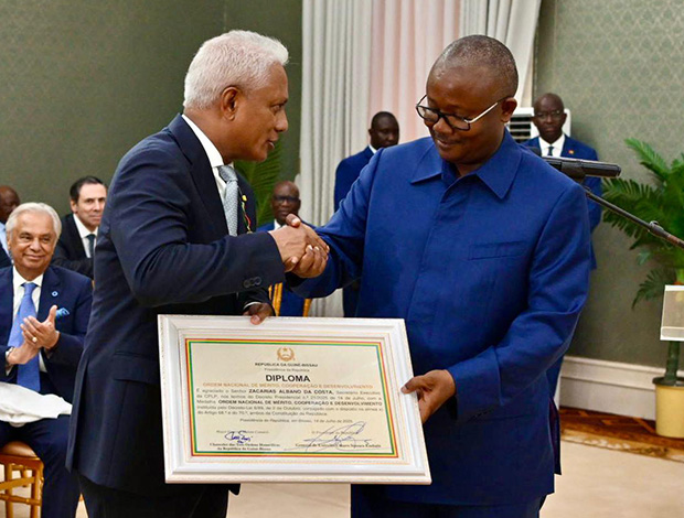 SE Condecorado Na Guiné Bissau